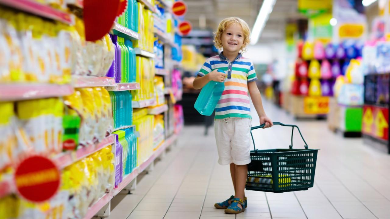 小孩在超市买水果和果汁. Kid grocery shopping. 小男孩推着手推车在当地vns85978威尼斯城官网挑选新鲜蔬菜.